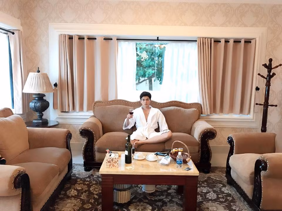 Những bức ảnh của Thế Thịnh đăng tải trên trang cá nhân khiến nhiều cánh mày râu phải ghen tỵ không chỉ bởi thân hình chuẩn của anh chàng này, mà còn từ cuộc sống "vương giả" đang sở hữu.