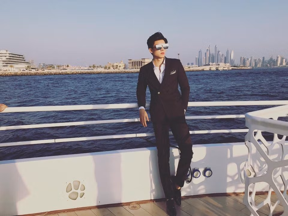 Thế Thịnh được mệnh danh là hot boy trường ĐH Nội Vụ bởi sở hữu gương mặt điển trai, đôi mắt một mí đáng yêu như sao Hàn. Không chỉ vậy, chàng trai 9X Lạng Sơn này còn tạo nên sự cuốn hút bằng chiều cao lí tưởng 1m78, body cơ bắp cực chuẩn.