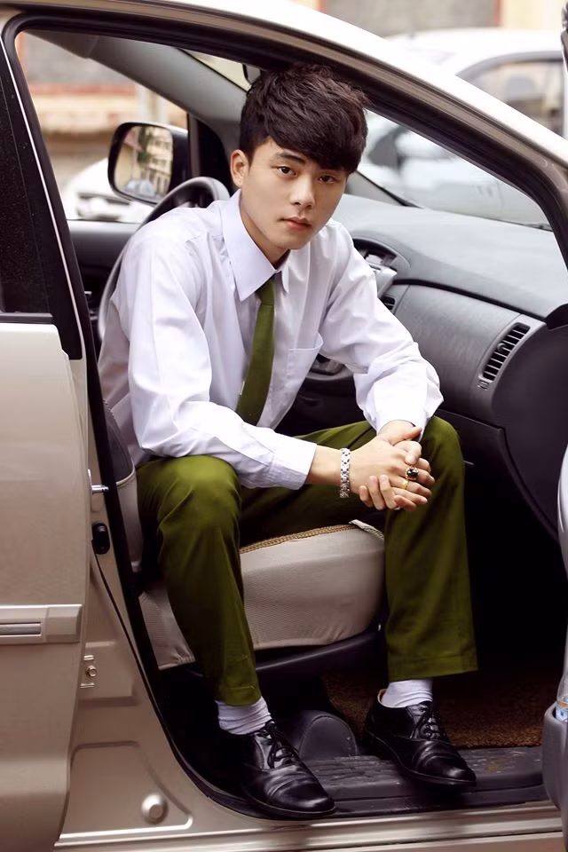 Trường ĐH Nội Vụ không chỉ biết tới với những cô nàng hot girl với nhan sắc cực đẹp khiến cộng đồng mạng không ít lần phải dậy sóng, mà họ còn sở hữu những nam thần thực sự, đơn cử mới đây nhất như cựu nam sinh của ngôi trường này có tên Phạm Thế Thịnh. Ảnh trong bài: FBNV.