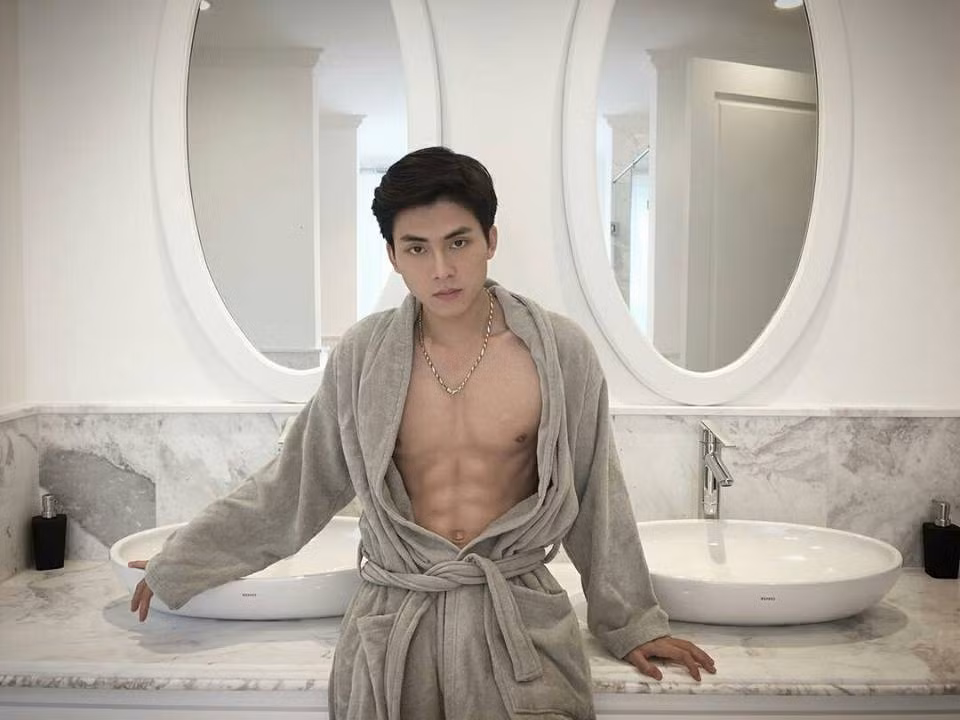 Đẹp trai, giàu có, tài năng, bảo sao mà chỉ ngắm nhìn qua thôi mà bất cứ cô nàng nào cũng cố gắng phấn đấu để được cựu nam sinh trường ĐH Nội Vụ nhận lời làm người yêu. Ảnh trong bài: FBNV.