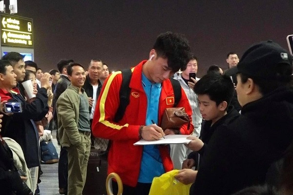 Khi U23 Việt Nam đặt chân đến Busan vào sáng sớm ngày 14/12, được hơn 150 phóng viên và người hâm mộ săn đón tại sân bay Gimhae sau khi giành HCV SEA Games 2019.