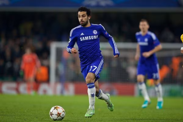 Nhằm mục đích tăng thêm tốc độ cho hàng tiền vệ, Mourinho quyết định đem Salah về Chelsea từ Basel. Thế nhưng đây là một thương vụ thất bại toàn tập, khi tiền vệ người Ai Cập này không bắt kịp được nhịp độ thi đấu của bóng đá Anh và đánh mất lòng tin của Mourinho. Điều này khiến anh phải lang bạt qua Seri A, khoác áo hai CLB Fiorentina và Roma. Ảnh: Daily Express