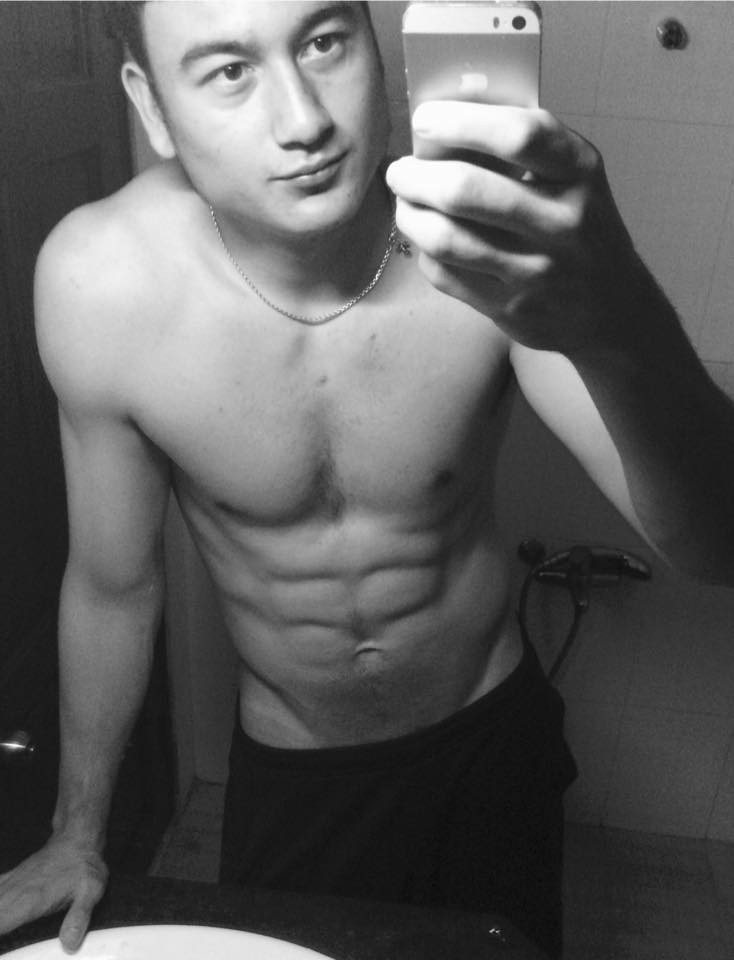 Các fan đua nhau theo dõi trang cá nhân, tìm hiểu về gia cảnh, tiểu sử, sở thích của Đặng Văn Lâm để tiếp cận và gần gũi chàng thủ môn Việt kiều này..