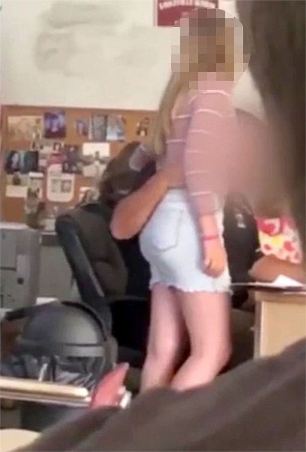 Sam so nu sinh ngay trong lop hoc, thay giao nhan cai ket khien CDM ha he