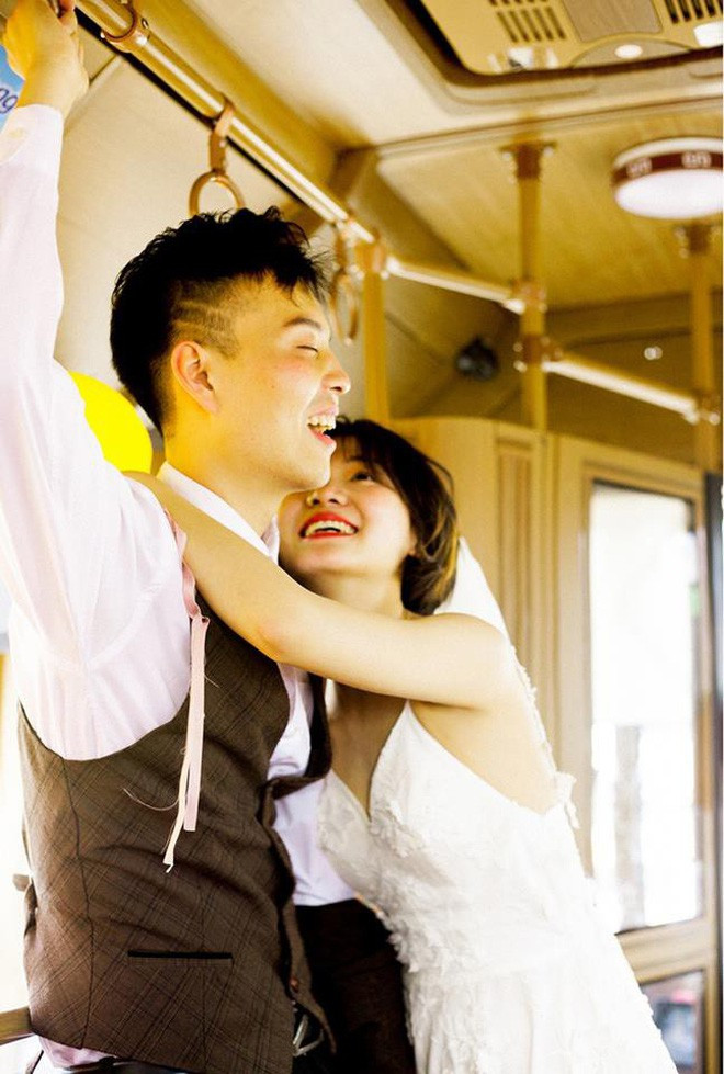 Cặp đôi chắc chắn không hề "diễn" một chút nào. Bởi người ta sẽ không thể diễn ra được những nụ cười hết ga, thảnh thơi, thoải mái như vậy.