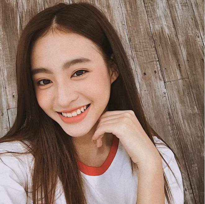 Một fan khác bày tỏ tình cảm với hot girl Sài thành: "Chờ em lớn nhé" và nhận được câu trả lời hợp lý của Minh Ngọc rằng: "Chị không chờ thì em vẫn lớn mà".