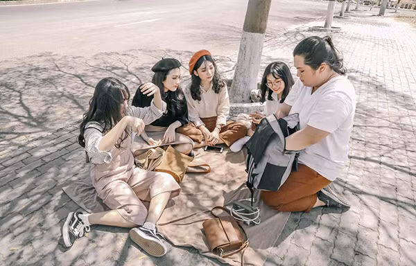 Nữ sinh 10X Kon Tum - Thu Uyên kể: 'Một nhóm đều là con gái thì không thể tránh khỏi sự xích mích, hờn dỗi. Thế nhưng sau mỗi lần như thế, tụi mình càng gắn bó với nhau hơn. Trên hình thì như thế thôi nhưng thật ra ở ngoài tụi mình như chó với mèo, cứ đùa giỡn rượt đánh nhau miết (cười)'.