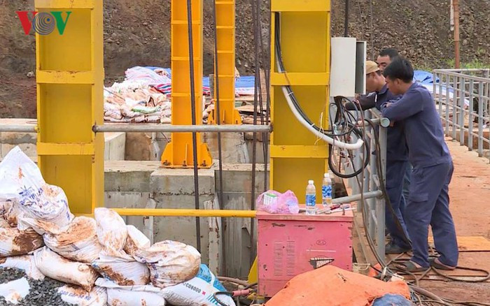 Công tác khắc phục sửa chữa van xả đáy thủy điện Đắk Ka đang được khẩn trương triển khai.
