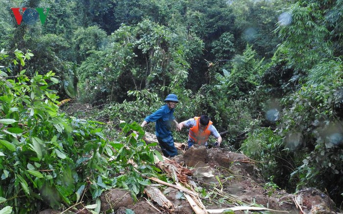Lực lượng dân quân địa phương túc trực phòng chống lũ lụt.