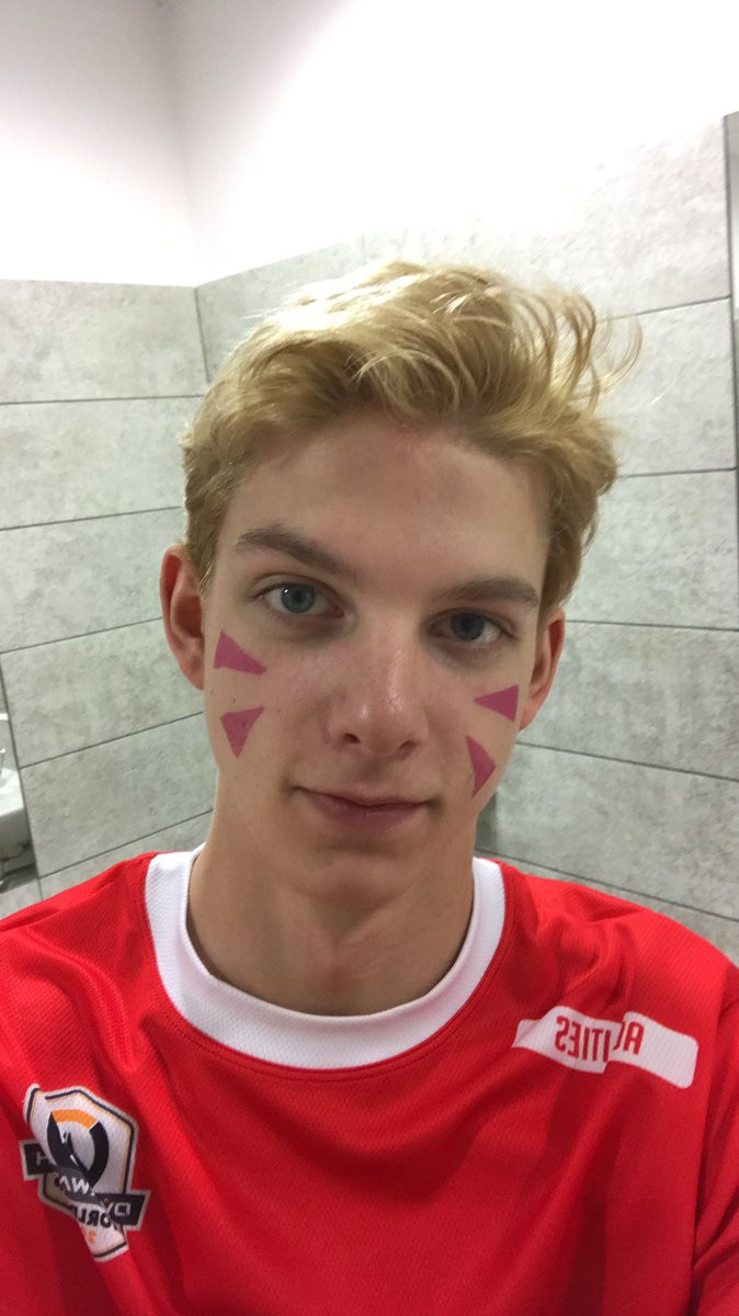 Agilities sở hữu khuôn mặt cân đối, sống mũi cao, ánh nhìn linh hoạt cùng mái tóc lãng tử, dễ dàng chiếm được cảm tình của người đối diện.