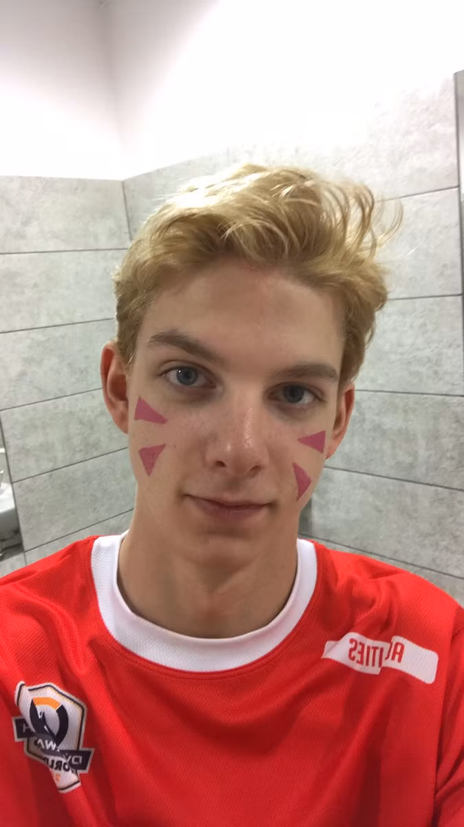 Agilities sở hữu khuôn mặt cân đối, sống mũi cao, ánh nhìn linh hoạt cùng mái tóc lãng tử, dễ dàng chiếm được cảm tình của người đối diện.