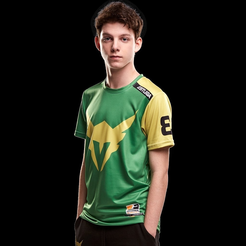 Nickname Hoa Quỳnh bình luận: "Game thủ đẹp trai nhất mà mình từng biết huhu, chắc từ nay chuyển qua chơi game này luôn quá".