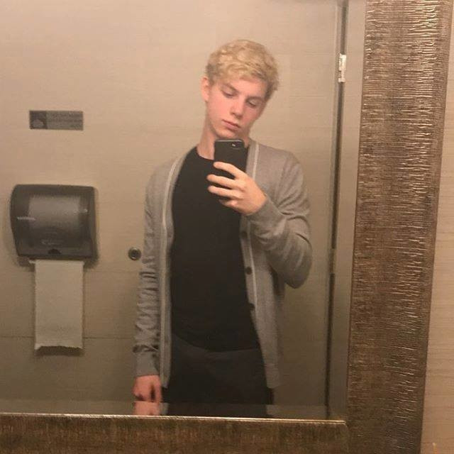 Agilities từng chơi cho Immortals - một trong những đội tuyển Overwatch xuất sắc nhất thế giới, và hiện đã được ký hợp đồng để chơi cho đội Los Angeles Valiant.