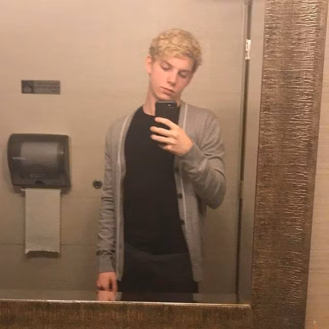 Agilities từng chơi cho Immortals - một trong những đội tuyển Overwatch xuất sắc nhất thế giới, và hiện đã được ký hợp đồng để chơi cho đội Los Angeles Valiant.