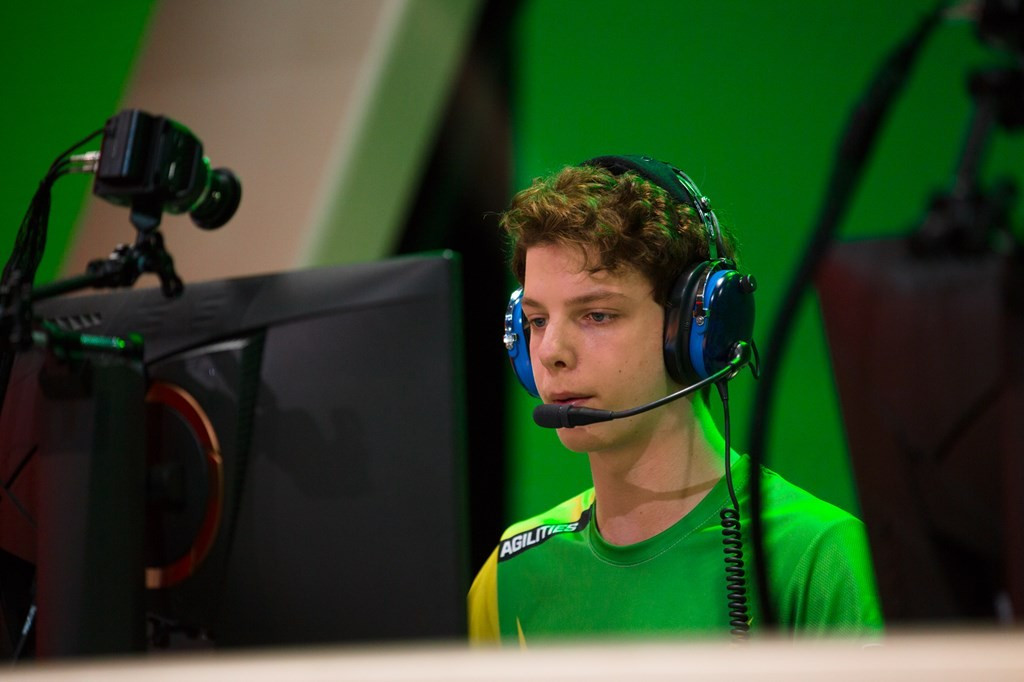 Còn nickname Nguyễn Ngọc Anh thì bình luận: "Ôi đã mắt xanh lại còn tóc quăn, combo này có ai mà không chết cơ chứ".