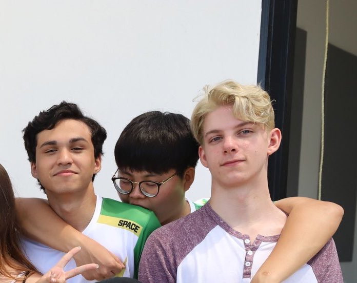 Với vẻ ngoài đẹp trai gây sốt này, nhiều dân mạng cũng dành cho chàng game thủ Canada này những lời khen có cánh.