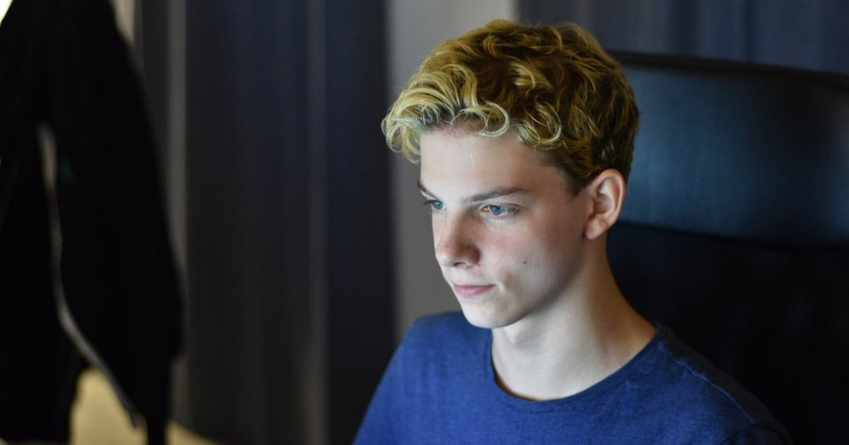 Làn da trắng, đôi mắt xanh, mái tóc vàng và gương mặt ưa nhìn, game thủ Agilities nhanh chóng chiếm được cảm tình của nhiều dân mạng.