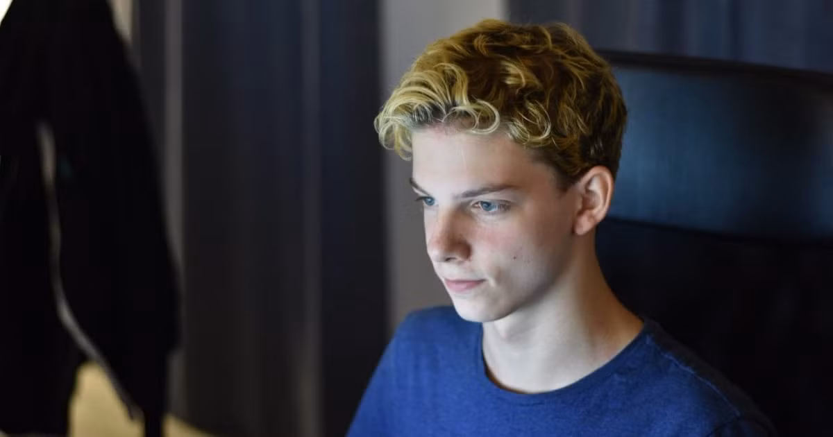 Làn da trắng, đôi mắt xanh, mái tóc vàng và gương mặt ưa nhìn, game thủ Agilities nhanh chóng chiếm được cảm tình của nhiều dân mạng.