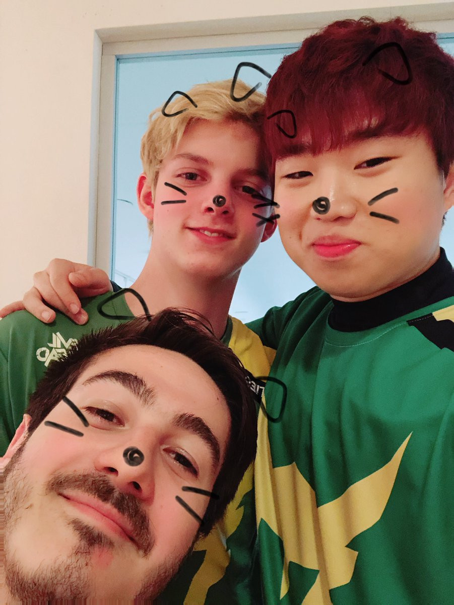 Cùng ngắm nhìn game thủ Canada đẹp trai như thiên thần khiến dân mạng phát sốt.