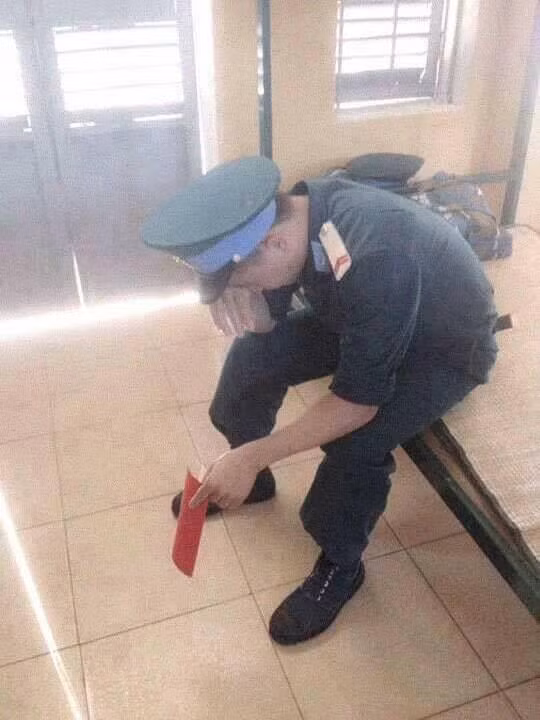 Chuyện đi nghĩa vụ quân sự mất người là điều không còn xa lạ gì với cộng đồng mạng. Họ rời xa nhau trên chuyến xe đưa các chàng trai đến đơn vị mới nhưng người ở nhà thì không giữ được lời thề thủy chung. Chính vì vậy, rất nhiều chuyện bi hài đã xảy ra với các chàng lính nghĩa vụ.