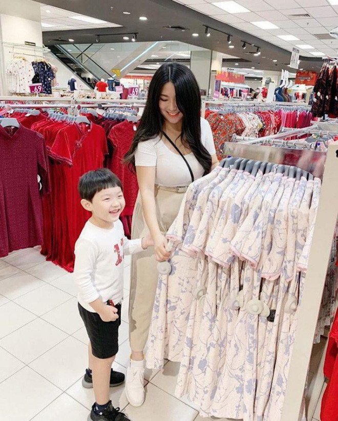 Cách đây vài ngày cô bất ngờ thu hút sự quan tâm của mọi người với câu chuyện bị lạc em trai khi mua sắm tại trung tâm thương mại. Szu Geng Sig nhờ mọi người giúp đỡ với vẻ mặt hốt hoảng và được hỗ trợ tìm thấy em trai sau đó không lâu.