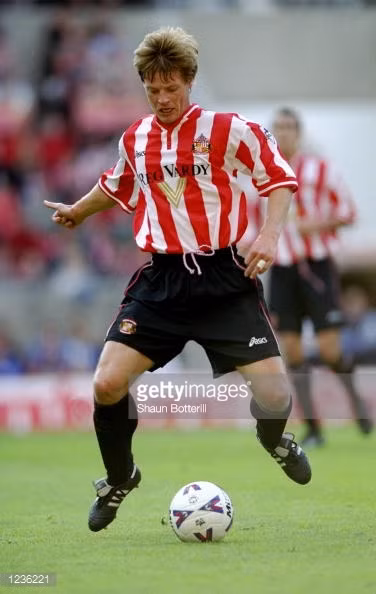 Lý do cho điều này có lẽ cũng hài hước không kém khi giám đốc điều hành Sunderland ông John Fickling cho biết, Schwarz đã đăng ký tham gia một trong những chuyến bay không gian với mục đích thương mại. Ảnh sử dụng trong bài: Getty Images/ FC Barcelona.