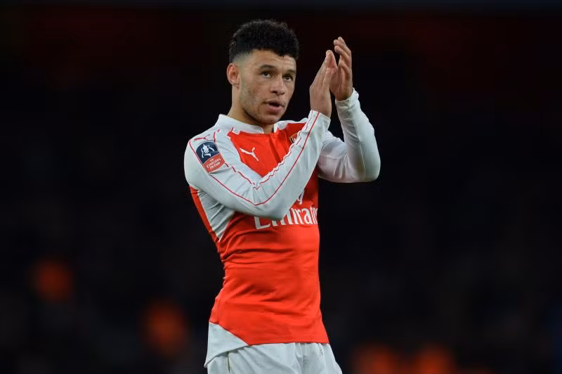 Một cầu thủ bóng đá nữa được liệt vào diện có điều khoản hợp quái dị đó là Alex Oxlade-Chamberlain. CLB cũ của tiền vệ này đã yêu cầu thêm điều khoản rằng mỗi khi anh thi đấu nhiều hơn 20 phút trong một trận đấu, Arsenal sẽ buộc phải trả thêm 10.000 bảng.