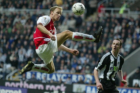 Cựu tuyển thủ Hà Lan khi gia hạn hợp đồng cùng Arsenal đã yêu cầu một điều khoản khá kỳ lạ đó là không phải di chuyển bằng máy bay. Rõ ràng điều này ảnh hưởng không nhỏ đến CLB và nó khiến giá trị của anh bị giảm. Thế nhưng The Gunners vẫn buộc phải thêm điều khoản "không bay".