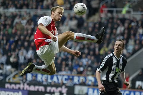 Cựu tuyển thủ Hà Lan khi gia hạn hợp đồng cùng Arsenal đã yêu cầu một điều khoản khá kỳ lạ đó là không phải di chuyển bằng máy bay. Rõ ràng điều này ảnh hưởng không nhỏ đến CLB và nó khiến giá trị của anh bị giảm. Thế nhưng The Gunners vẫn buộc phải thêm điều khoản "không bay".