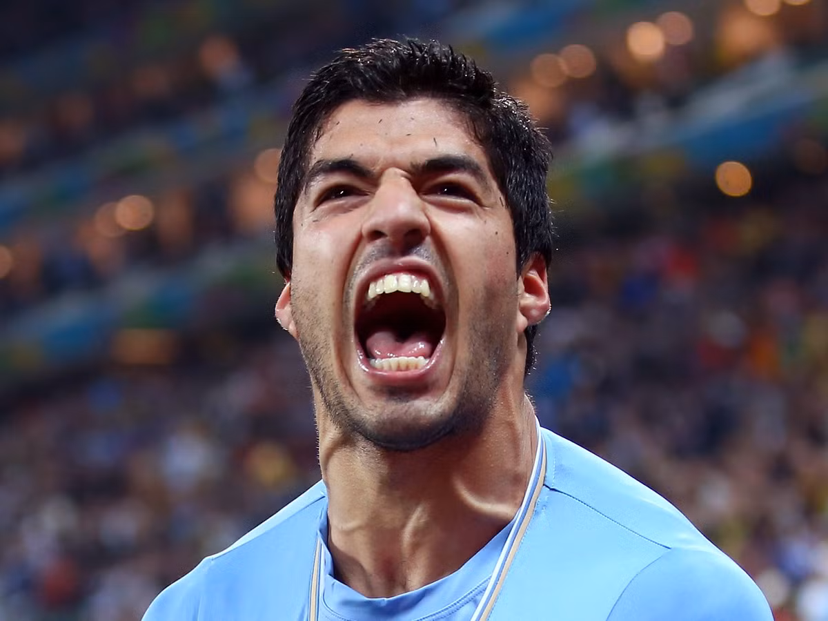 Một trong những điều khoản hợp đồng kỳ lạ nhất lịch sử bóng đá thế giới đó là việc CLB Barca cấm tiền đạo Luis Suarez cắn người trong mọi trường hợp. Nếu là một người không theo dõi bóng đá có lẽ sẽ cảm thấy rất vô lý với điều khoản này. Thế nhưng là một fan hâm mộ bóng đá sẽ cảm thấy bình thường vì lịch sử tai tiếng của tuyển thủ Uruguay.