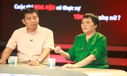 Tiến sĩ Đoàn Hương trong chương trình 60 phút mở.