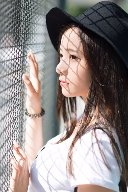 Sở hữu vóc dáng đẹp với nước da trắng hồng và khuôn mặt ưa nhìn, dễ thương, cô nàng chủ quán bánh đậu đỏ khiến bất cứ chàng trai nào khi chạm mắt phải cô đều phải "đứng hình" vài giây để lấy lại bình tĩnh.