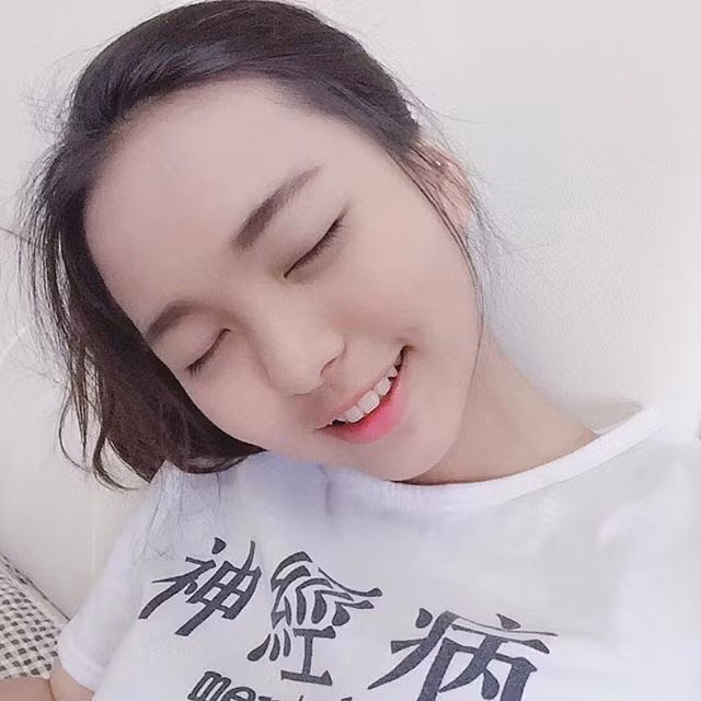 Cô nàng này cũng khá nổi tiếng trong trường đại học của mình. Cũng chính nhờ nhan sắc "triệu like", Tiêu Hủy Quân còn là một người mẫu tự do ngoài những giờ lên lớp và bán bánh đậu đỏ tại chợ.