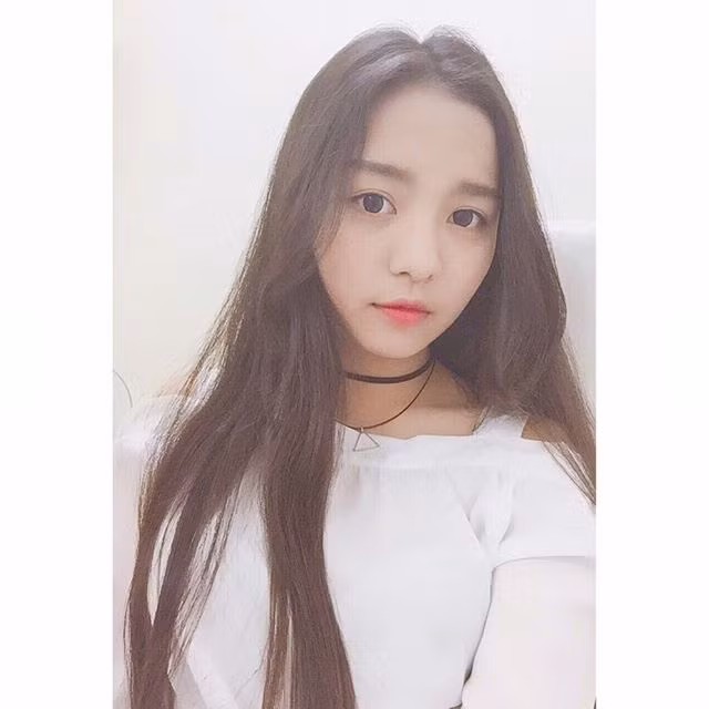 Cũng theo chia sẻ của một số thành viên mạng, quán bánh đậu đỏ của mẹ cô nàng hot girl này luôn đông khách nườm nượp và lúc nào cũng "cháy" hàng khi cô nàng này đứng bán phụ. Ảnh sử dụng trong bài: Nextmedia.com