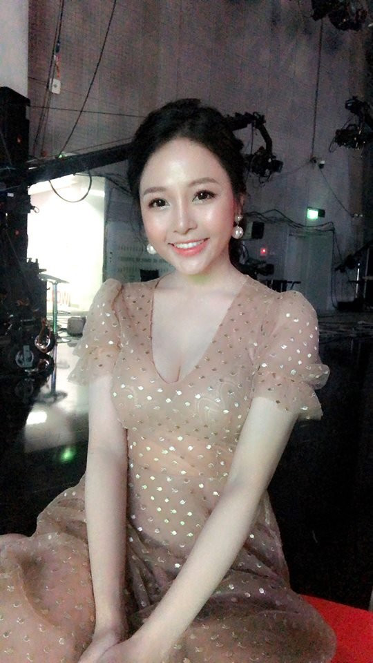 Trâm Anh tên đầy đủ là Đỗ Thị Trâm Anh sinh năm 1995. Cô bạn đang là một dược sĩ có hiệu thuốc riêng ở Hà Nội.