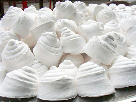 Ngoài những thương hiệu kể trên thì cũng còn một vài thương hiệu Việt được đưa vào danh mục huyền thoại của các mẹ, các chị ngày đó hay sử dụng như nước hoa hiệu Ỷ Lan, Hoa Nhài có mùi thơm nhẹ nhàng của các loài hoa. Ảnh trong bài: Sưu tầm Facebook.