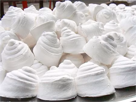 Ngoài những thương hiệu kể trên thì cũng còn một vài thương hiệu Việt được đưa vào danh mục huyền thoại của các mẹ, các chị ngày đó hay sử dụng như nước hoa hiệu Ỷ Lan, Hoa Nhài có mùi thơm nhẹ nhàng của các loài hoa. Ảnh trong bài: Sưu tầm Facebook.