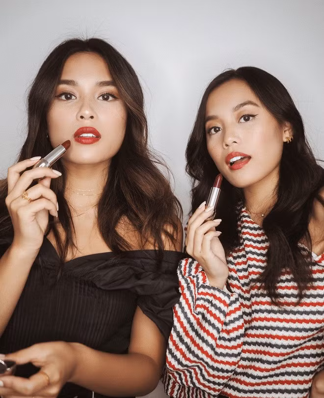 Trong khi đó cô em Tsutsumi Hoang cũng có bảng thành tích đáng nể không kém. Tsutsumi hiện đang là một trong những blogger, người mẫu cũng như fashion icon đình đám nhất của Na Uy.