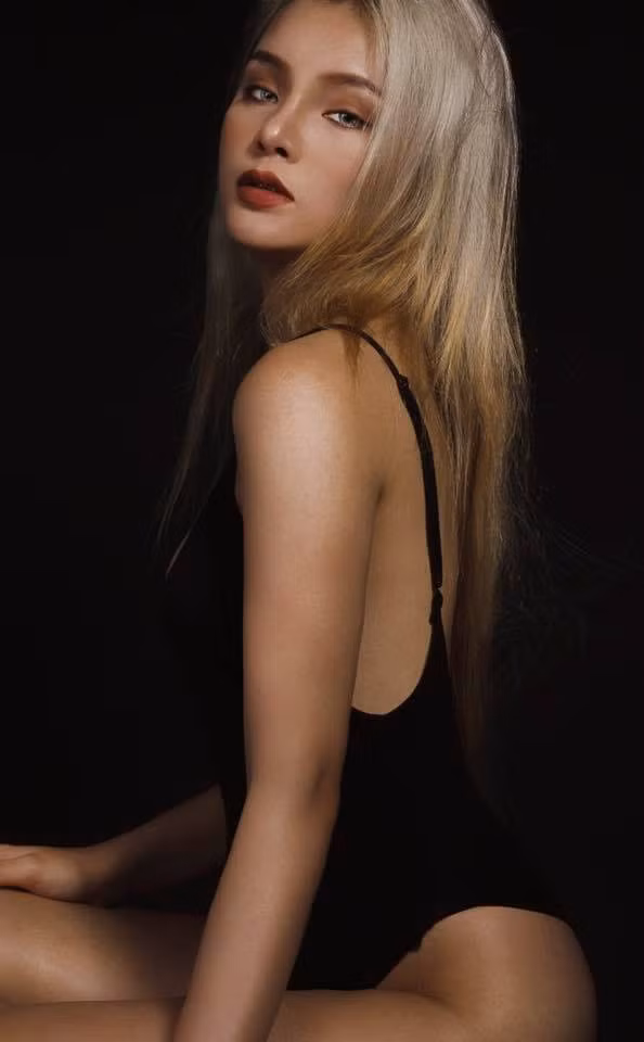 Sau khi "nghiên cứu" trang cá nhân của Trâm Anh rất nhiều cư dân mạng phải trầm trồ khen ngợi vẻ đẹp của cô nàng này với những shot hình thời trang cực cá tính và ấn tượng.