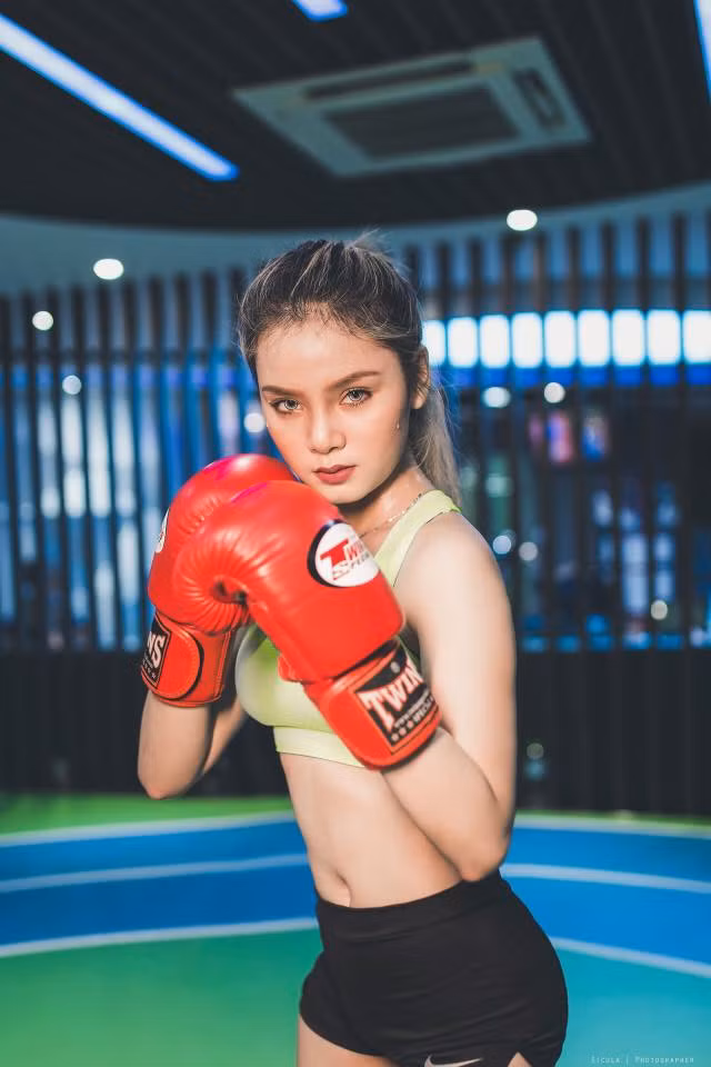 Với gương mặt cá tính, 3 vòng đầy đặn và làn da trắng, Trâm Anh luôn thu hút ánh mắt người nhìn ngay những phút đầu gặp gỡ.