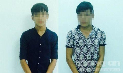 Hai bị can trong vụ cướp điện thoại xong quay lại xin mật khẩu. Ảnh: Công an TP HCM