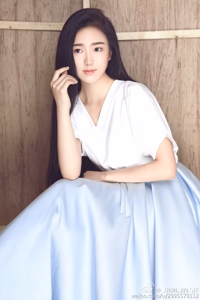 Sở hữu ngoại hình dịu dàng, khả ái, mỹ nhân 9X Địch Nghệ Thư khiến người ngắm đê mê ngay từ lần ngắm đầu tiên.