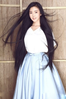 Ngoài vẻ đẹp khuôn mặt, mỹ nhân xứ Trung còn cuốn hút người nhìn bởi thân hình cao ráo với đôi chân dài thướt tha.