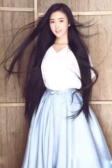 Ngoài vẻ đẹp khuôn mặt, mỹ nhân xứ Trung còn cuốn hút người nhìn bởi thân hình cao ráo với đôi chân dài thướt tha.