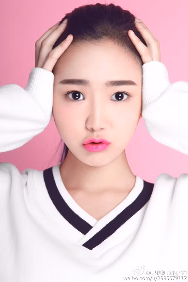 Sở hữu gương mặt tròn trĩnh, làn da trắng, Địch Nghệ Thư nhận được rất nhiều lời tán dương từ cư dân mạng.