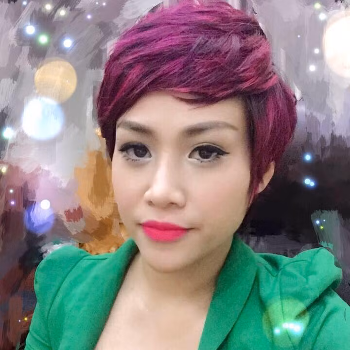 Nhận xét về cô vợ xinh đẹp của mình, Tú "ngựa" nói: "Bà xã tôi sở hữu vẻ đẹp trẻ trung, năng động với làn da trắng, khuôn mặt thanh tú và đặc biệt là mái tóc tém được nhuộm đỏ cực chất".