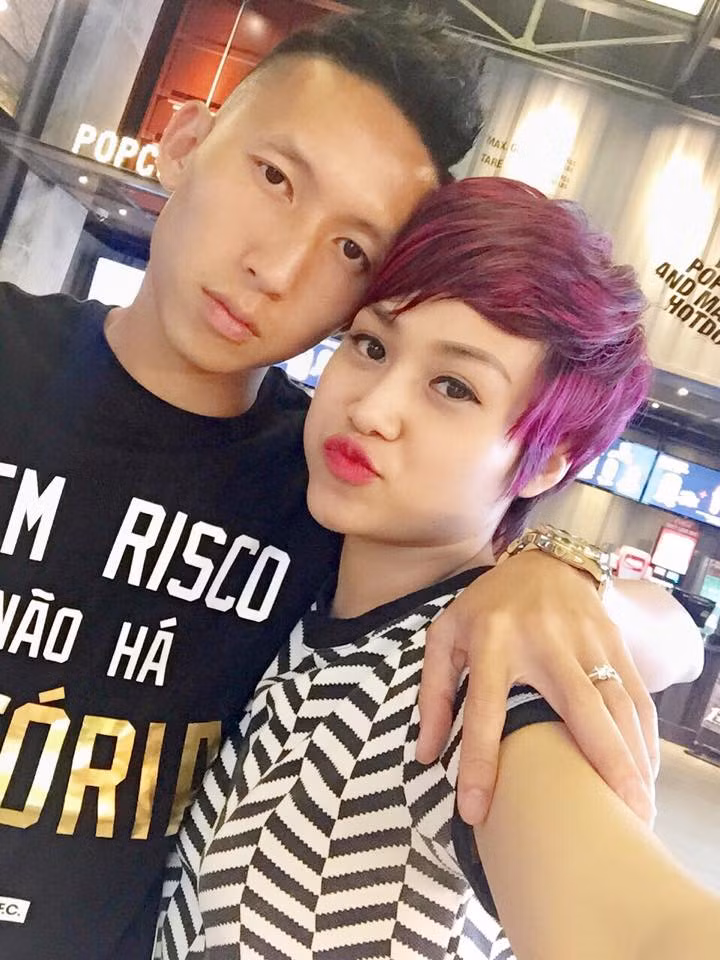 Bật mí với PV Kiến Thức, ông xã của Thanh Thủy cho biết: “Tôi bị bà xã tôi “lừa tình" vì khi tôi nghe cô ấy hát tôi cảm nhận được rằng cô ấy hát bằng đam mê và bằng cả trái tim chứ không dùng chiêu trò để nổi tiếng như một số ca sĩ hiện nay”.