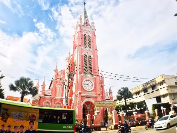 Nhìn từ phía trước của nhà thờ, du khách có thể thấy tòa tháp chính và hai tháp phụ. Trên đỉnh tháp là chóp hình bát giác với cây thánh giá bằng đồng cao 3m. Ảnh: cmchieh92