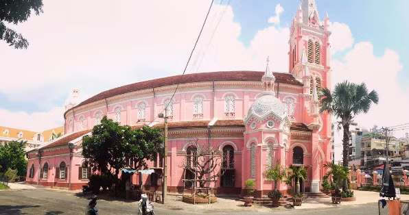 Chính bởi màu sắc độc đáo của mình, nhà thờ Tân Định trở thành một điểm đến lý thú không chỉ của khách du lịch mà còn của những cư dân trẻ của Sài Gòn đến tham quan và khám phá. Ảnh: vivianljrxb