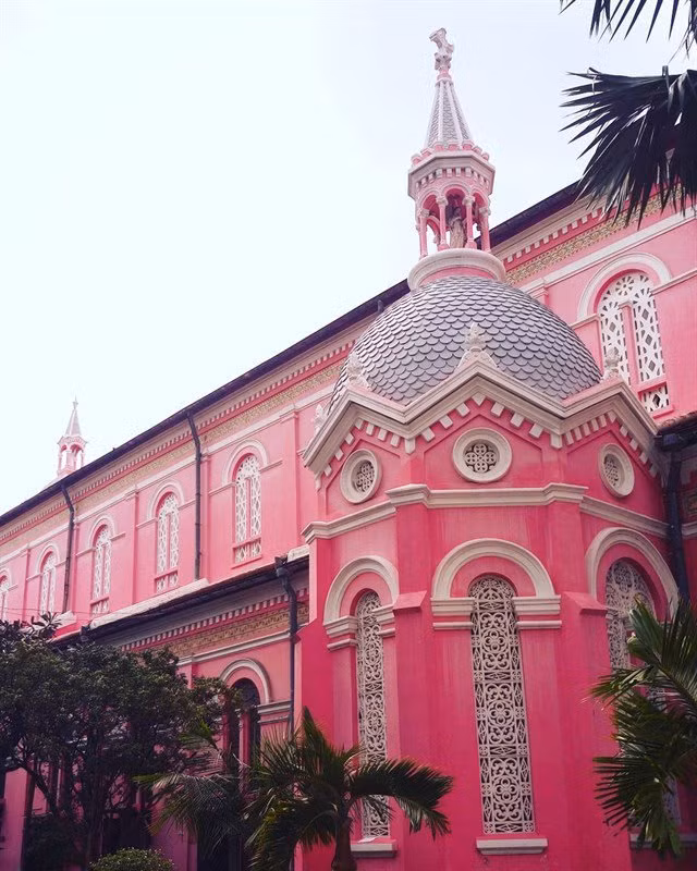 Đặc biệt vào những dịp lễ lớn của người Công Giáo như Giáng Sinh hay Phục Sinh, nhà thờ Tân Định lại được trang hoàng lung linh bởi những ảnh đèn điện. Ảnh: liviyalike